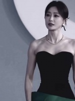 秦岚气质从容显大女主风范，与魏大勋恋情状态未明