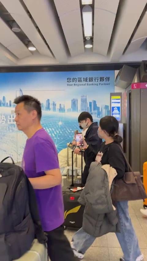 看到大家打的莎莎平安抵达香港了,小莎这套衣服我真喜欢,一去看店铺下架了