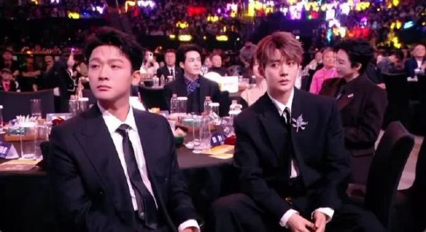 邓为片场偷玩手机被抓包,社恐反应萌翻网友