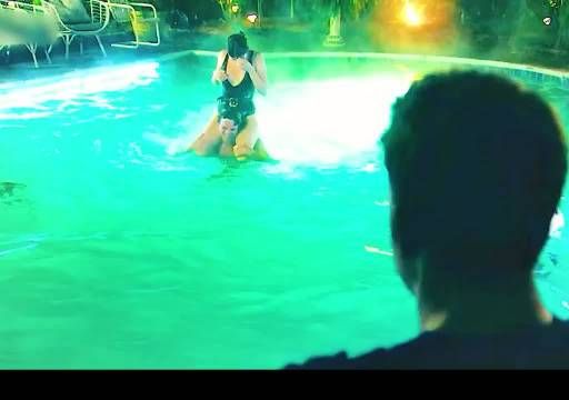 丈夫看到妻子和别的男人亲热却无动于衷!