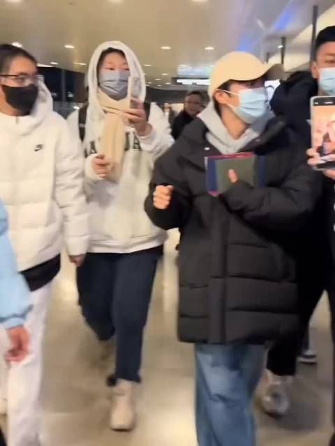 周深的教养是刻在骨子里的,但请不要把他的善良和教养当做你们不礼貌的资本