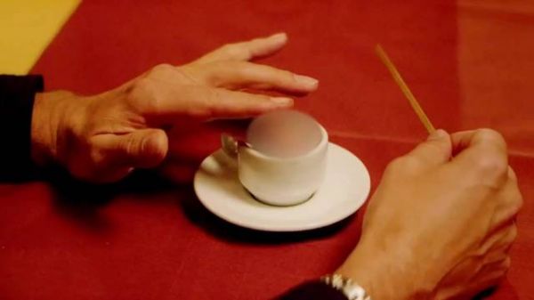 男人有一项超能力,稍微动动手指,就能让美女神魂颠倒《别去地下室 》