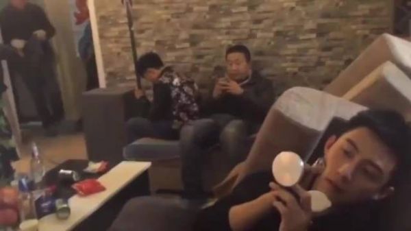 黄景瑜被曝带女生回家,恋情细节曝光