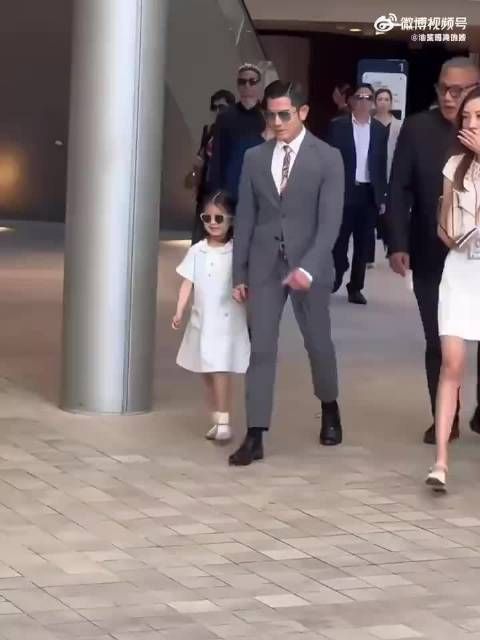 日前,郭富城和方媛一家四口在马场出席活动,第一次听郭天王讲英文