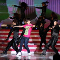 李宇春与不齐舞团同台炸场：烫脚舞为何魔性出圈？