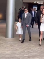 日前，郭富城和方媛一家四口在马场出席活动，第一次听郭天王讲英文