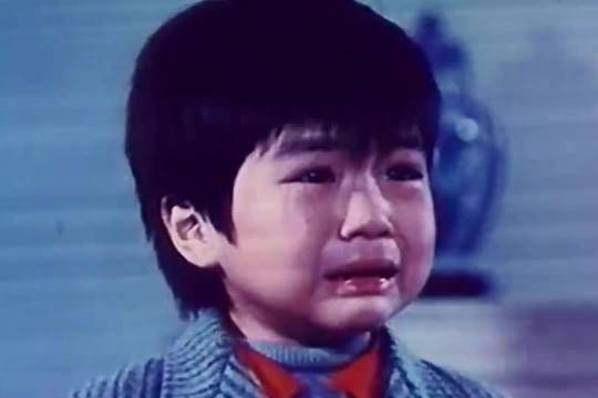 女子抱熊猫娃娃思念儿子,经典电影《妈妈再爱我一次》仍催泪