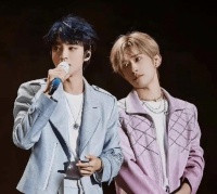 易烊千玺巨型花篮惊艳亮相王俊凯话剧首演，TFBOYS兄弟情再掀热议