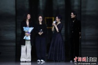 时装设计师在京办画展 “时间的褶皱”启发多元解读