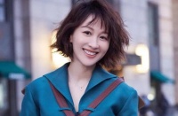 她不愿接受“潜规则”，42岁仍单身，演50多部戏虽火但未出圈