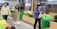 撒贝宁伊能静突袭济南农贸市场，小撒菜场唠嗑，伊能静美成风景线