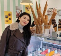 刘涛晒旅行照片，皮衣穿搭很吸睛，时尚又帅气，瞬间就被她迷住了