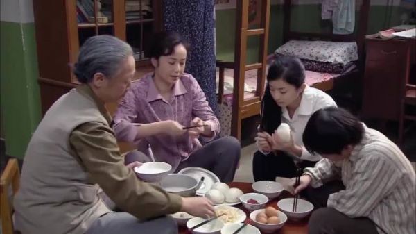 金婚:佟志去不了分厂情绪低,文丽却觉他在身边就好,遭婆婆不满