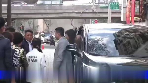 郑丽文现身台北青山王诞辰庆典，祈福祈平安！