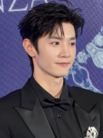 陈哲远帅气发言展现绅士少年感