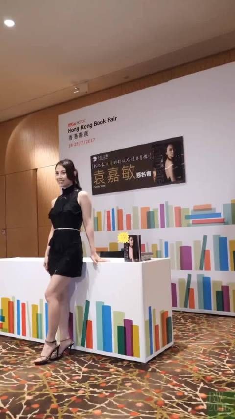 袁嘉敏穿黑裙亮相活动,无滤镜镜头下皮肤状态极佳