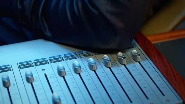 以“陈末”视角打开《从你的全世界路过》