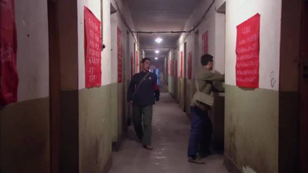 金婚:旅馆的床被摇塌,隔壁革命小将闻风而动,夫妻被当搞破鞋的