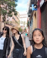 梅婷一家6口国外度假，亲哥露面在大学当老师，嫂子比梅婷还年轻