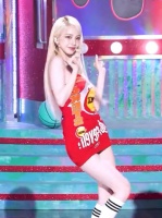 白皙通透 气血很足的样子 五代的金发我只认Karina….