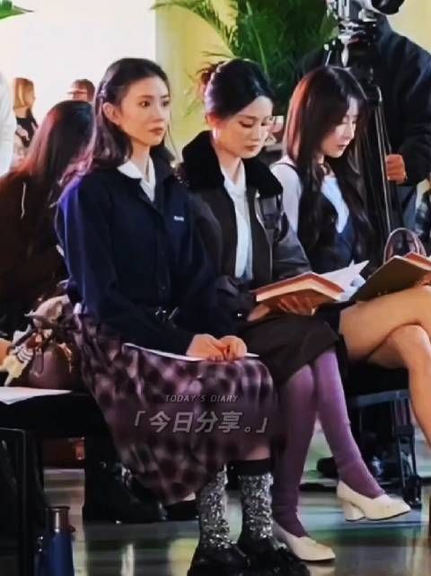 刘浩存李沁同框亮相，酒红蕾丝撞色紫袜黑白裙