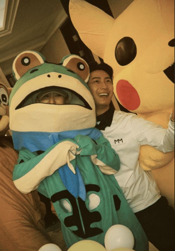 搜狐娱乐讯 近日,何超莲穿青蛙服和友人一起为窦骁庆祝37岁生日,两人甜蜜相拥,一起吹蜡烛,何超莲看向窦骁笑眼弯弯,好开心的氛围!