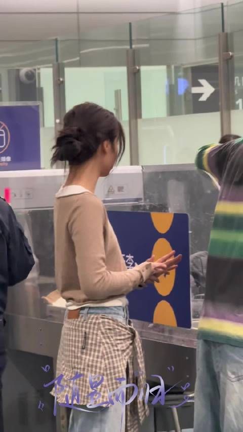 粉丝分享@卢昱晓_ 过安检时的视频，晓晓脱掉外套后好薄一片