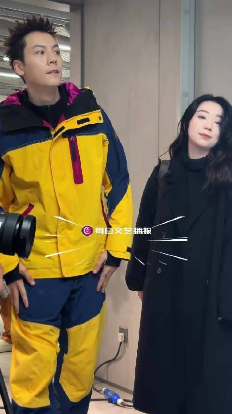 陈伟霆身手敏捷避开照明灯进入采访区