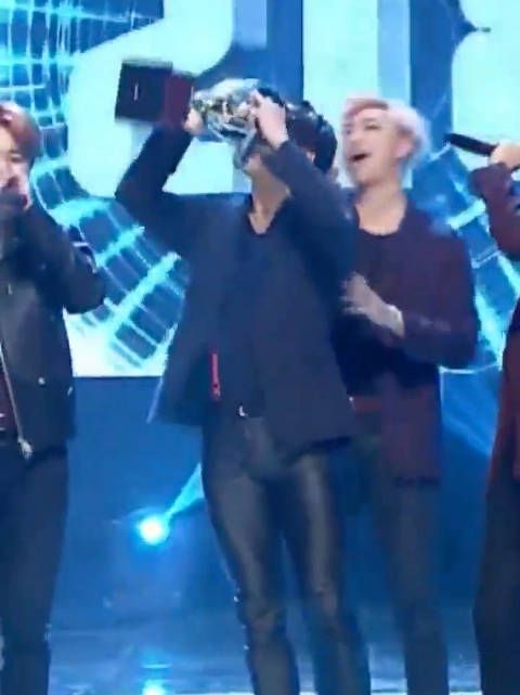 田柾国为守约30秒干杯500ml奖杯水