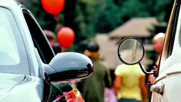 女司机不小心划到别人的超跑还被迫参加了比赛