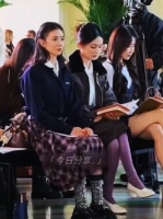 刘浩存李沁同框亮相，酒红蕾丝撞色紫袜黑白裙