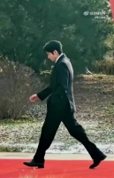 魏大勋温柔管理粉丝秩序，示意小声点