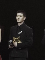 恭喜任嘉伦获得年度号召力演员，实至名归！