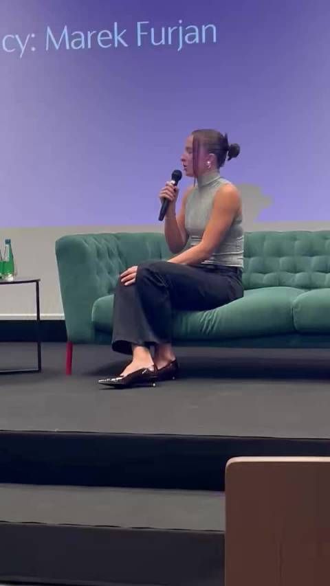 斯瓦泰克出席其基金会活动，造型还挺好的