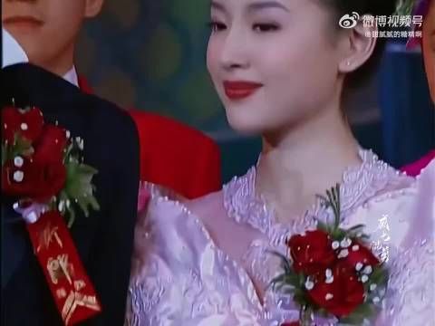 董洁回忆与谢霆锋春晚合作，坦言当时紧张到腿抖