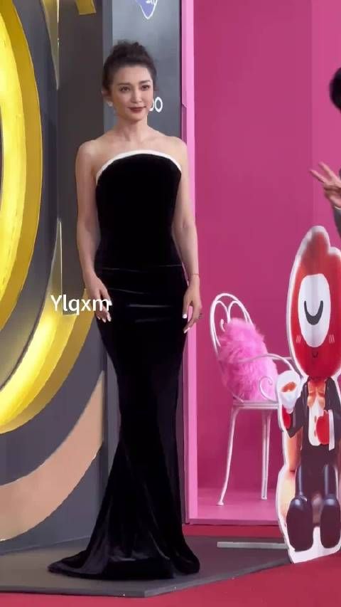 李冰冰黄晓明挽手亮相红毯