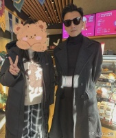 哈尔滨偶遇谢霆锋，零下22度穿大衣带墨镜，网友：要风度不要温度