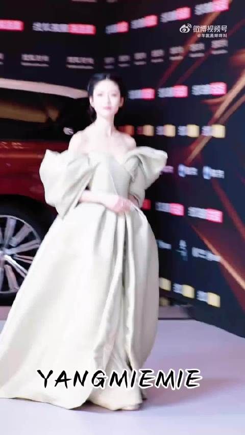 向涵之复古名伶造型惊艳亮相,展现演员时尚可塑性