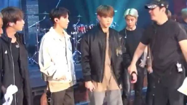 田柾国被工作人员牵手离场