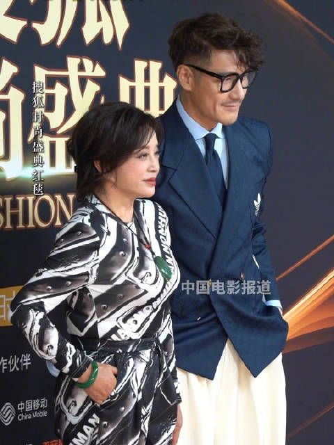 刘晓庆、胡兵携手亮相一个优雅温婉,一个沉稳从容,状态极佳