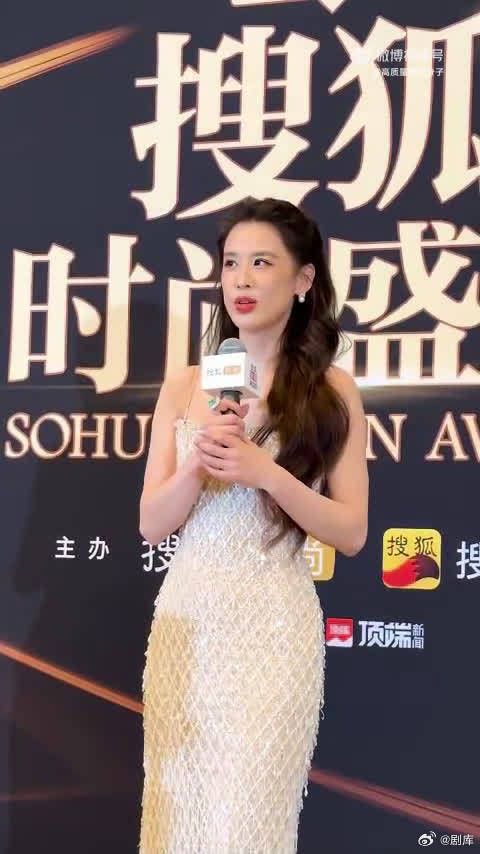 被黄圣依的采访戳中了!从隔阂到默契相伴,母女和解的暖心细节,真的太好哭了