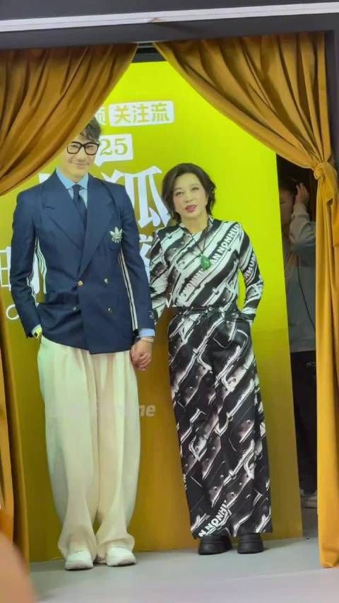 胡兵刘晓庆牵手走红毯，难以想象这俩人加起来快130岁了