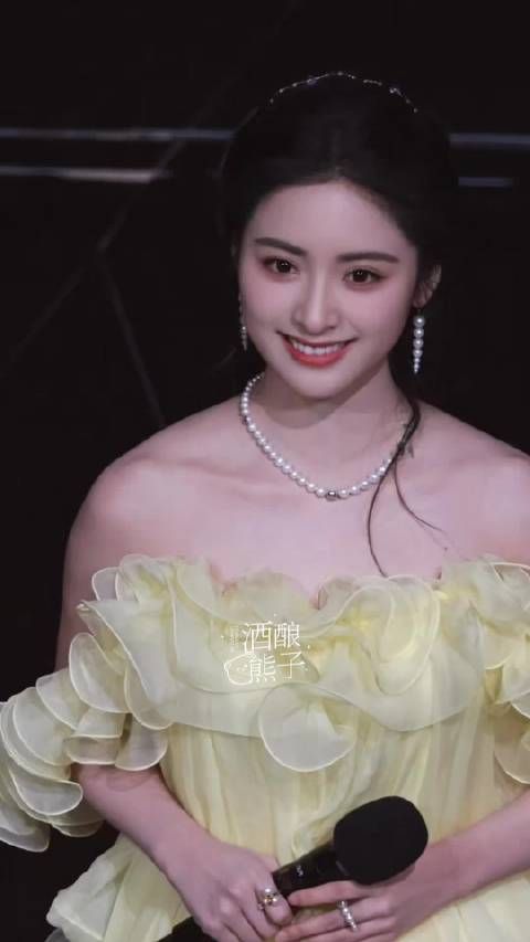 笑起来好甜呀沈月宝宝！