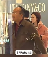 张萌夫妇逛街被拍，甜蜜亲吻互动亲昵随性