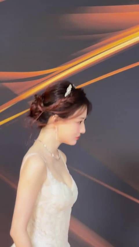 徐璐吊带白纱裙亮相活动，优雅高贵如真人版在逃公主