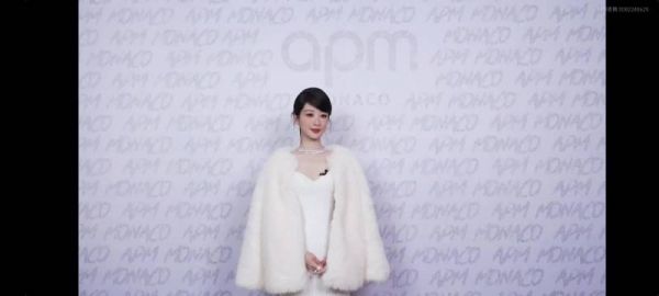 杨紫今天直播cut，气质真的太好了！女王紫