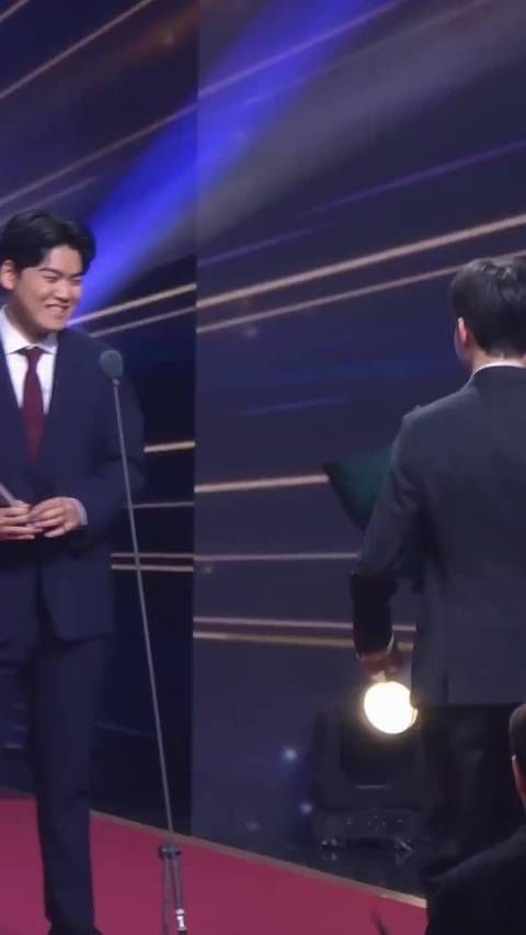 Faker与T1队友惊喜献花,Gumayusi获LCK年度最佳下路