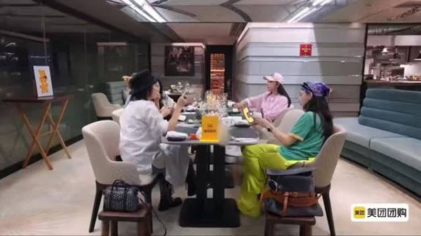 张柏芝用餐时小儿子来电，刘嘉玲赞其会生，宁静调侃儿子赔钱货