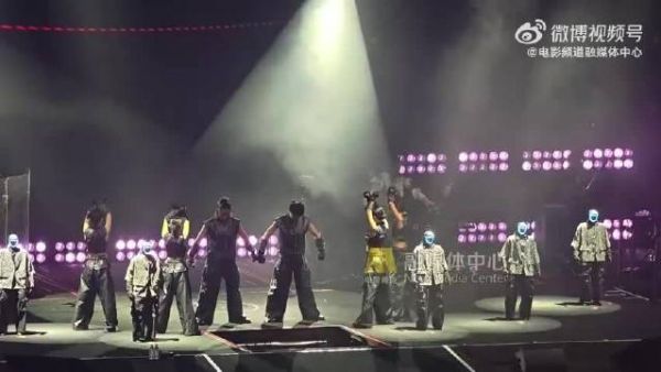 王力宏成都与机器人共舞火力全开