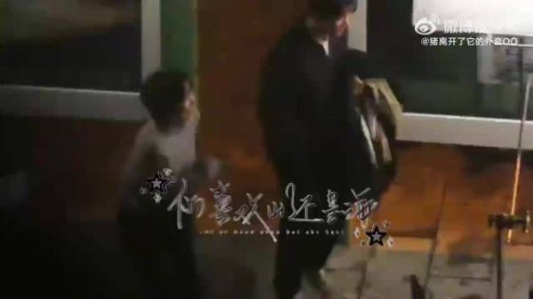 肖战姜妍《小城良方》拍摄路透，两个人冷到原地跺脚，真的有被萌到